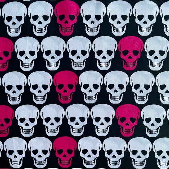 Betsey Johnson Pink & White Skulls Queen Sheet Set - Picture 3 of 13